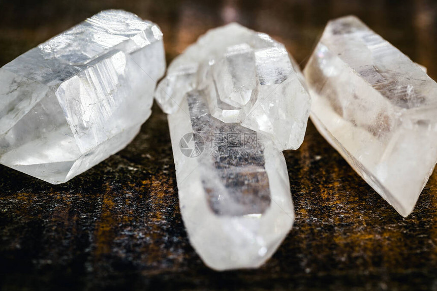 透明的石英或水晶是上第二丰富的矿物它具有由二氧化硅四面体组成的三角晶体结构碎矿石深图片