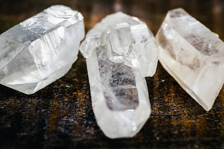 透明的石英或水晶是上第二丰富的矿物它具有由二氧化硅四面体组成的三角晶体结构碎矿石深背景