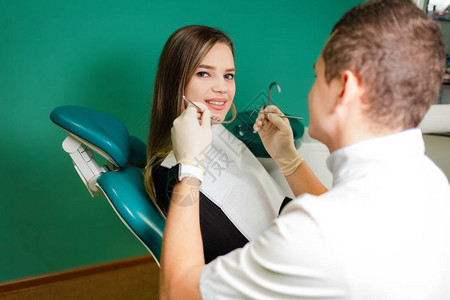 牙科医生检查病人的牙齿图片