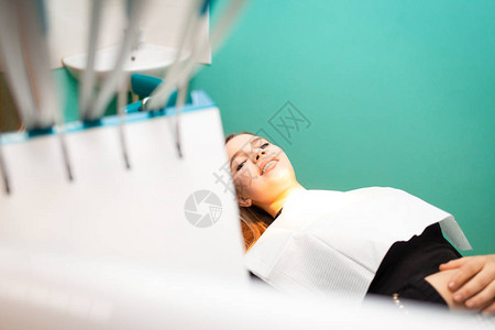 女孩坐在牙科椅子上等待手术图片