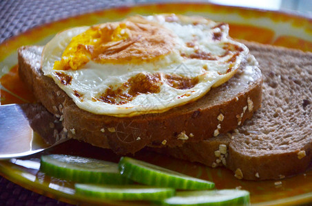 美味的早餐煎蛋三明治图片