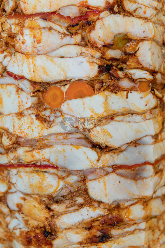 传统土耳其烤肉串沙威玛或陀螺仪土耳其希腊或中东阿拉伯风格的鸡肉烤串图片