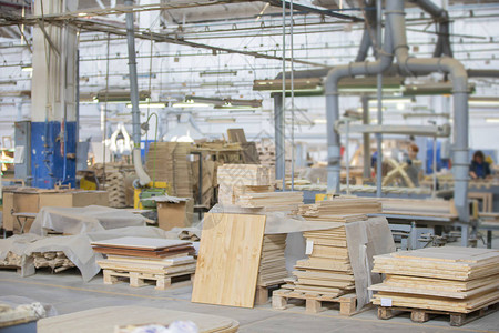 木工行业家具车间家具反冲洗上的木制坯料生产高清图片