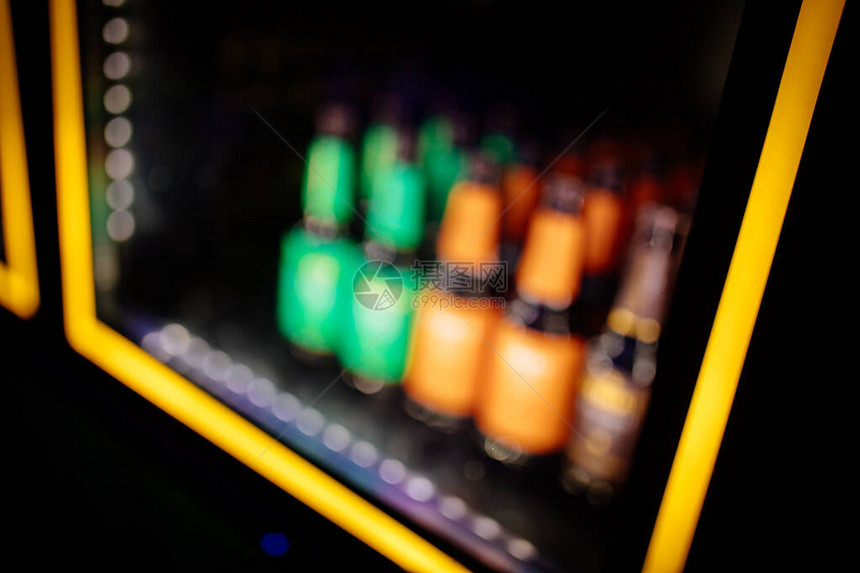 背景模糊的散焦啤酒在冰箱冰柜或冰箱架子中冷却离焦模糊的夜生活夜总会酒吧酒馆商店或杂货店图片