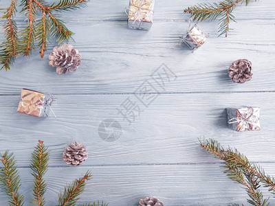 圣诞树枝木制背景上的圣诞玩具图片