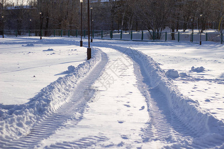 冬天雪地里拖拉机的新鲜履带清雪图片