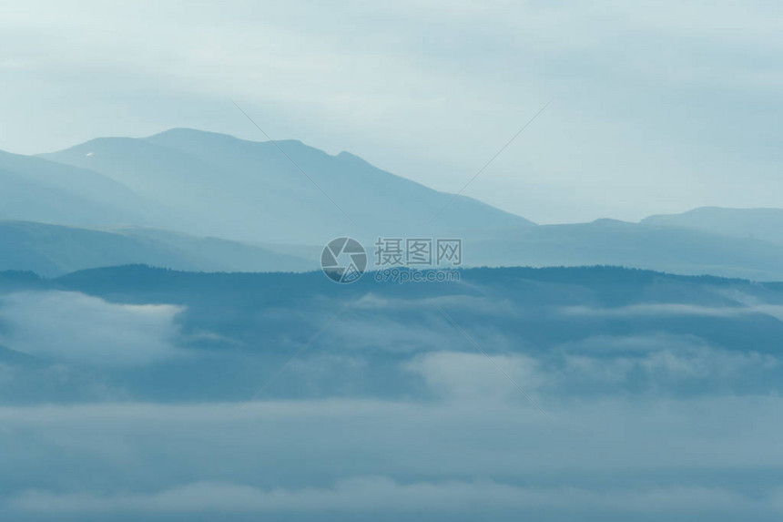 清凉的烟雾中温柔的山丘清晨轻柔的光芒图片