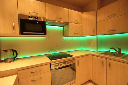 现代豪华厨房配有定制家具和LEDR图片