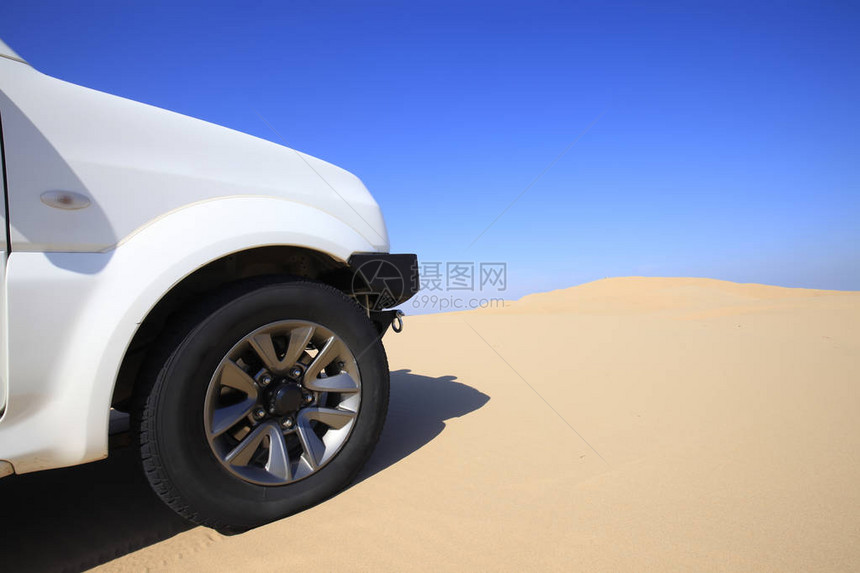 旅行在沙漠的越野车图片