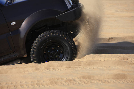 旅行在沙漠的越野车图片