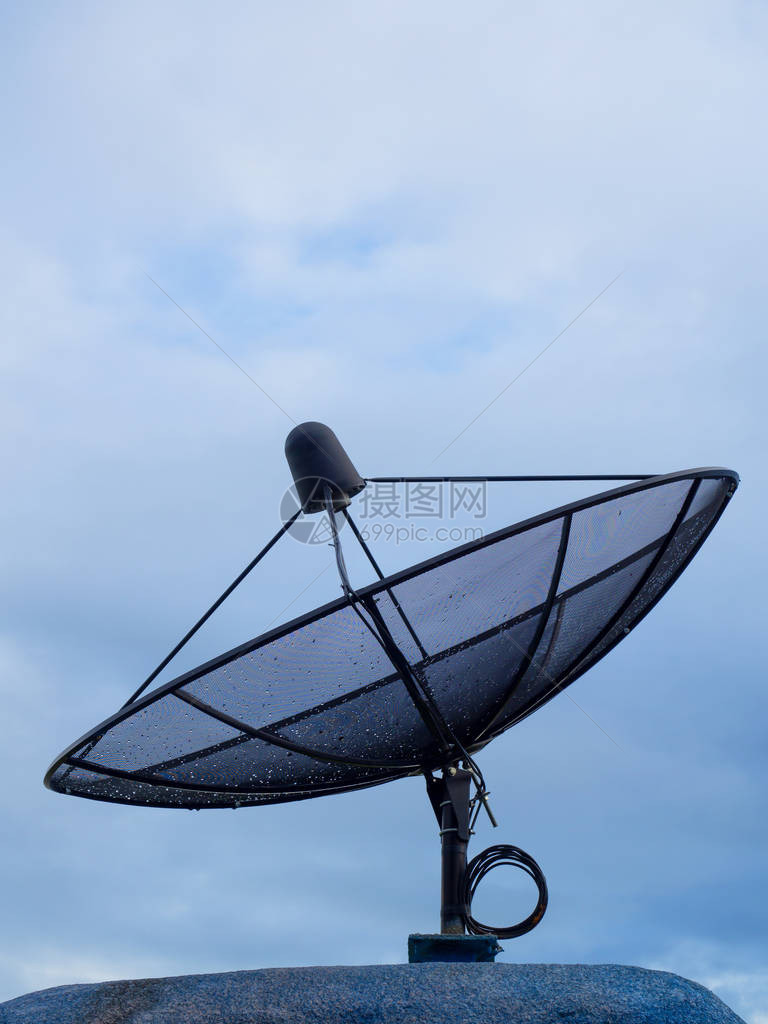 背景中的卫星天线通信技术网络蓝天文图片