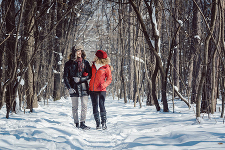 女人和男人在雪中享受冬天在图片