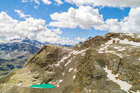意大利阿尔卑斯山解冻池图片