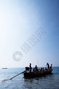 泰缅边境安达曼海古老传统船上的莫肯家族图片