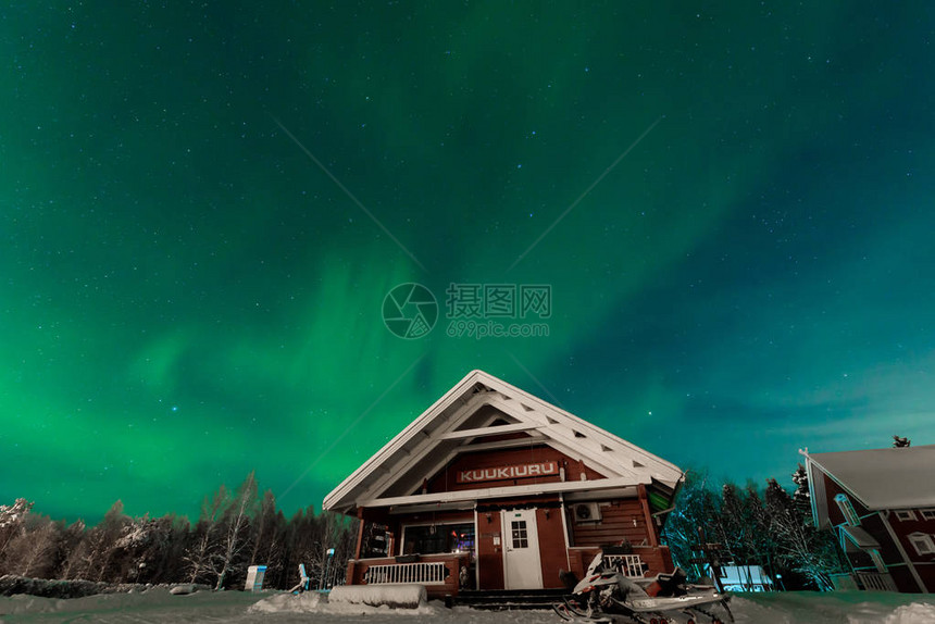 芬兰拉普兰Kuukiuru村湖的北极光AuroraBo图片