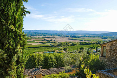Joucas附近的庄园和田地村庄的屋顶层风景图片