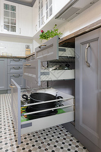 在现代豪华灰色和白色木制厨房内一些背景图片