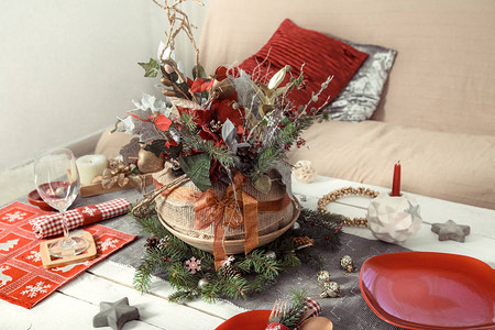 在客厅里装饰得很漂亮的圣诞餐桌上面是节日装饰品家庭节的概图片