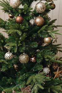 房子里圣诞人造树上的银棕和金图片