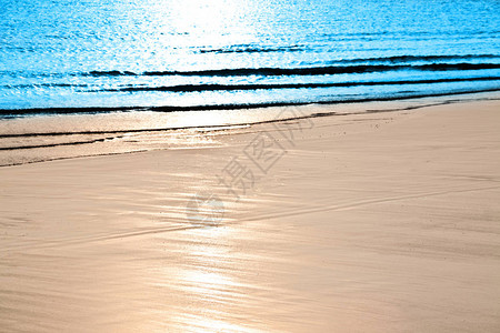 以海滩大海和日落为背景图片