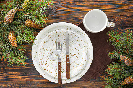 木制背景上的圣诞晚餐的美丽餐桌布置图片