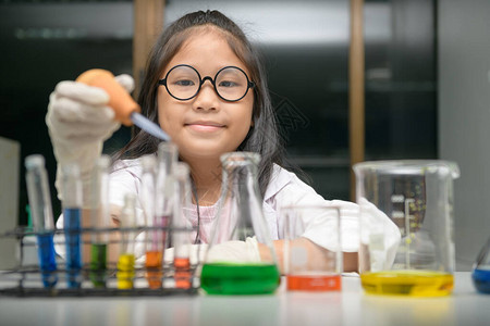 小科学家用滴管在化学实验室教育和科学概图片