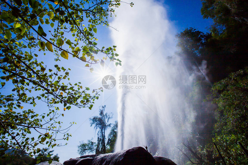 泰国清迈芳府DoiPaHomPok公园热带森林中的温泉和阳光明媚的夏日浅蓝色天空图片