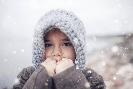 冬天下雪白色寒冷天气冬天户外生活方式特写肖像时图片