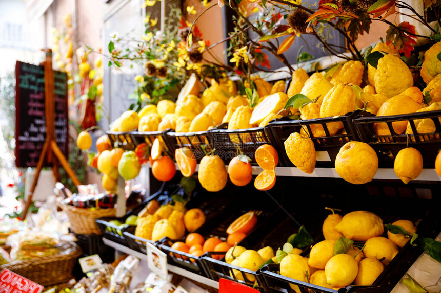 不同种类的柠檬待售意大利西里岛陶尔米纳的传统美味意大利柠图片