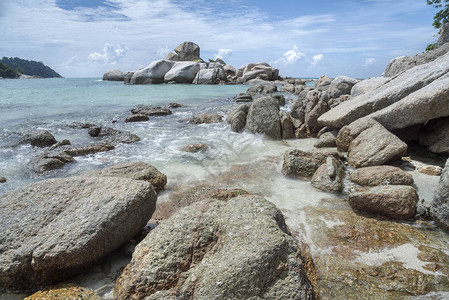 美丽的岩石海滩场景图片