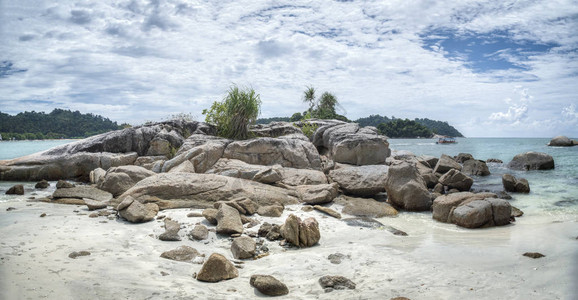 岩石海滩的美丽景色图片