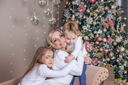 圣诞树旁的妈和女儿圣诞季节姐妹圣诞快乐图片