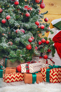 圣诞树配有装饰和礼物有选择图片