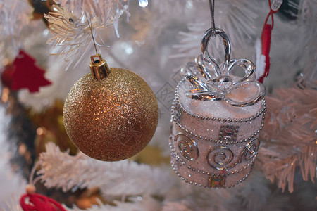 白松树上的圣诞装饰品装饰图片