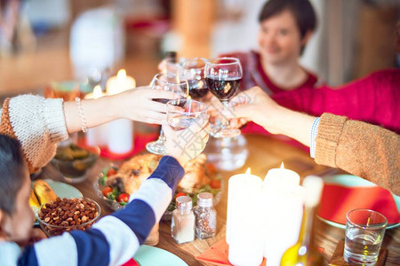 吃烤火鸡烤面包喝着一杯红酒在家里庆祝圣诞节日的盛宴图片