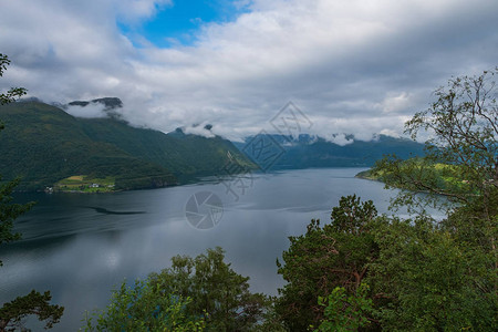 Hornindalsvatnet是挪威和欧洲最深的湖泊背景图片