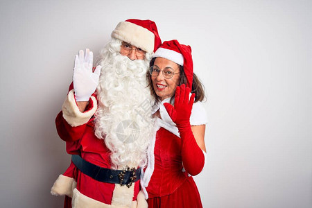 穿着圣诞老人服装的中年夫妇拥抱在孤立的白色背景上放弃打招呼快乐微笑友图片