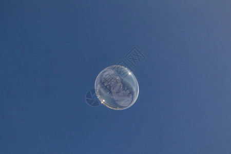 泡沫气球和蓝天图片