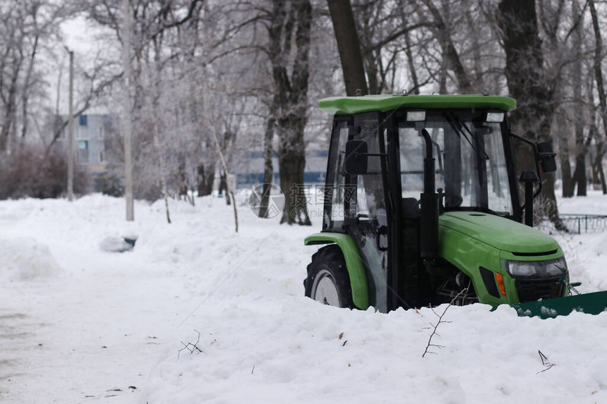 在公园和城市街道上清除积雪的拖拉机C图片