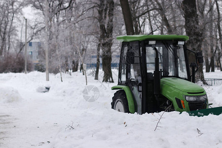 在公园和城市街道上清除积雪的拖拉机C图片