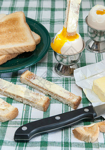 早餐配烤面包黄油和软鸡蛋图片