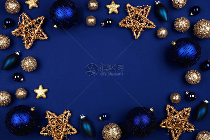 深蓝色和金色装饰品的圣诞框架在午夜蓝色背图片