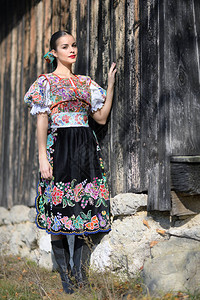 穿着传统服装的年轻美丽的斯洛伐图片