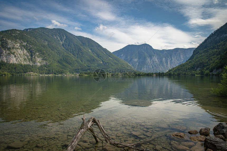 在夏季旅游季节俯视奥地利Hallstat图片