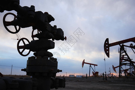 油田现场石油管道和图片