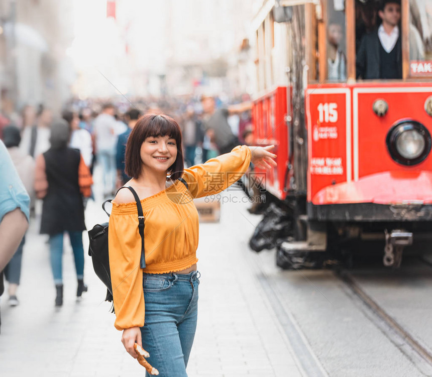 身着时装服的漂亮女孩展示了与土耳其伊斯坦布尔Istiklal流行街道背景人图片