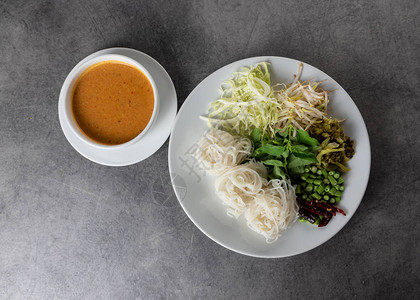 配有咖喱鱼酱的米面蔬菜加农青菜泰图片
