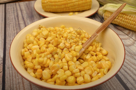 盘子里的甜玉米粒图片