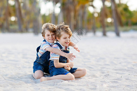 两个小男孩在热带海滩玩乐图片