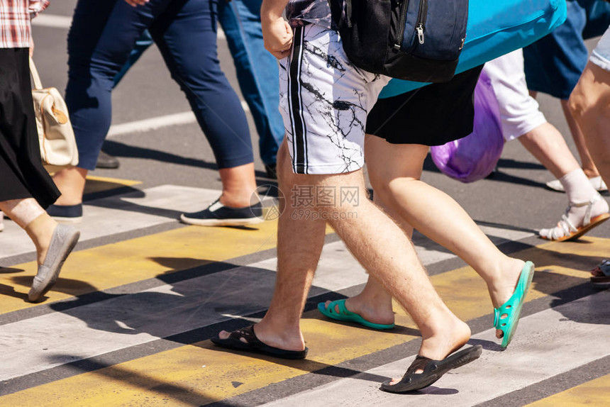 夏季日在城市的交叉路口穿过公路行图片